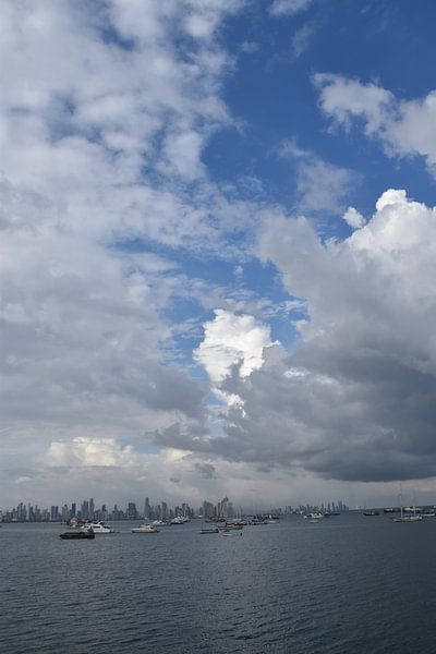 Blick auf die Stadt in der Ferne von Claude Laprise