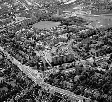 1975: Luchtfoto van het Academische Ziekenhuis in Leiden, van Frans Rombout