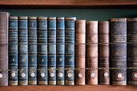 Étagère avec des livres anciens.