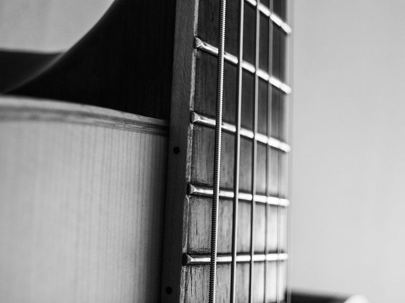 Der Übergang vom Hals zum Resonanzkörper einer Gitarre von Mr White Takes Pictures