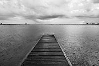 Donkere regenwolken trekken over het meer
