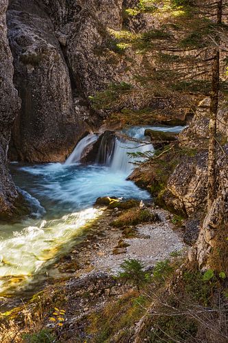 Waterval die door de Gleiersch Klamm bij Scharnitz in de Oostenrijkse Alpen stroomt.