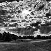 Zonnestralen door de wolken