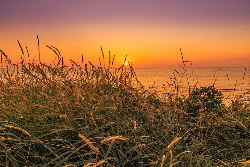 Zonsondergang in Domburg vanachter de duinen van Rick van de Kraats