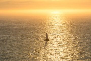 Einsames Segelboot auf dem Atlantik von Peter Haastrecht, van