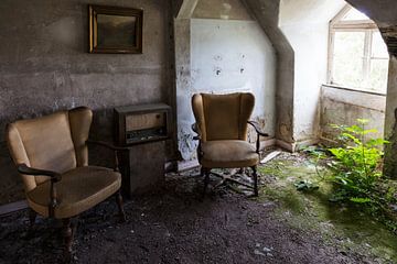 Sitzecke mit Radio im verlassenen Zimmer von Danique Verkolf