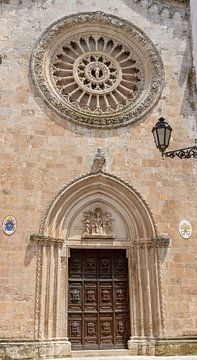 Deur en raam van kathedraal Santa Maria Assunta in Ostuni, Italië