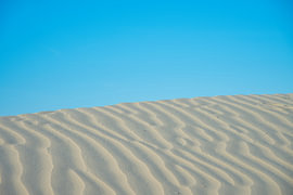 Zandlijnen in stille Sahara van Nederland van Vague & Form