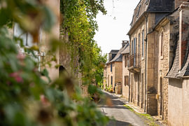 Une petite rue française merveilleusement calme sur Bas Fransen
