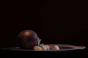 Aubergine und Walnüsse auf einem Blechbrett