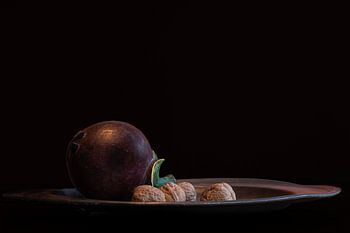 Aubergine en walnoten op een tinnen boord