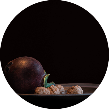 Aubergine en walnoten op een tinnen boord van Irene Ruysch