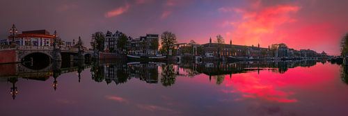 Uitzicht op de Amstel (oostkant) en de Walter Süskindbrug in Am