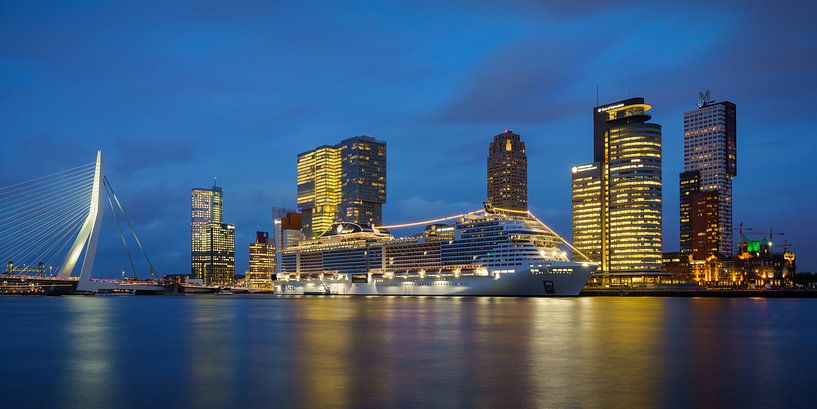 Rotterdam : Kop van Zuid avec un bateau de croisière par Mark De Rooij