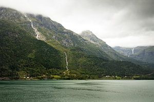 Norwegischer Fjord, neblige Landschaft in den Bergen | Foto-Kunstdruck von Karijn | Fine art Natuur en Reis Fotografie