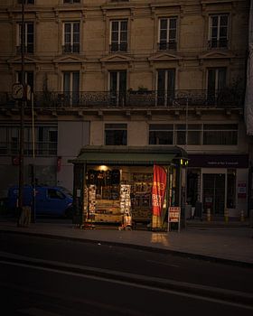Kiosque à journaux à Paris.