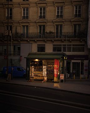 Kranten Kiosk in Parijs. van guido ijzerman