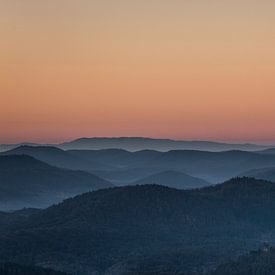 Morgenrot über dem Pfälzerwald - Blick vom Rehbergturm auf den Pfälzerwald. von André Post