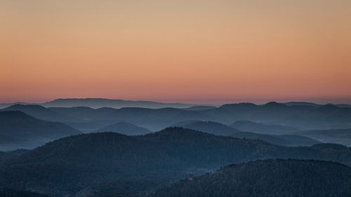 Morgenrot über dem Pfälzerwald - Blick vom Rehbergturm auf den Pfälzerwald. von André Post