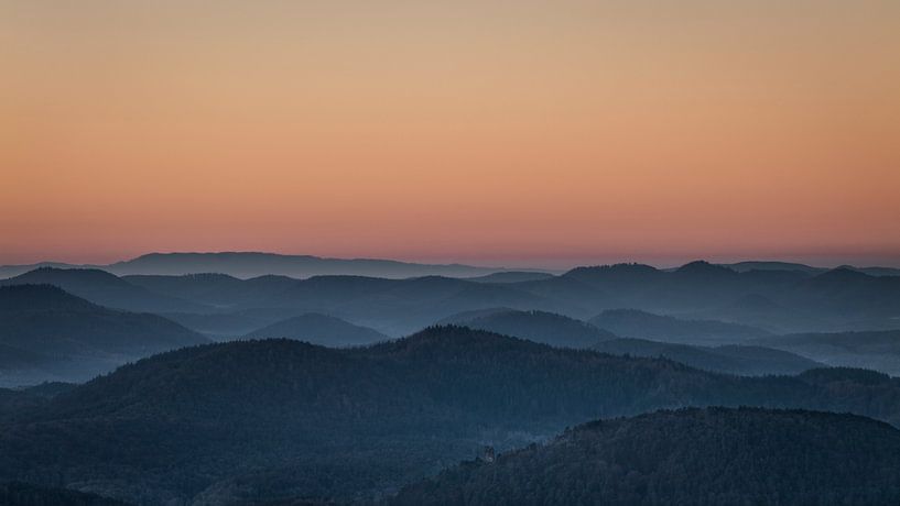 Morgenrot über dem Pfälzerwald - Blick vom Rehbergturm auf den Pfälzerwald. von André Post