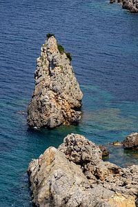 Kustlandschap voor het schiereiland La Victoria in Mallorca van Reiner Conrad