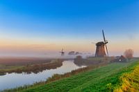Farbenfroher Sonnenaufgang an den Windmühlen in der Schermer