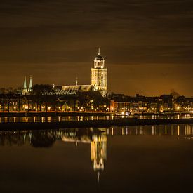 Skyline Deventer bij avond sur Gerard Boerkamp