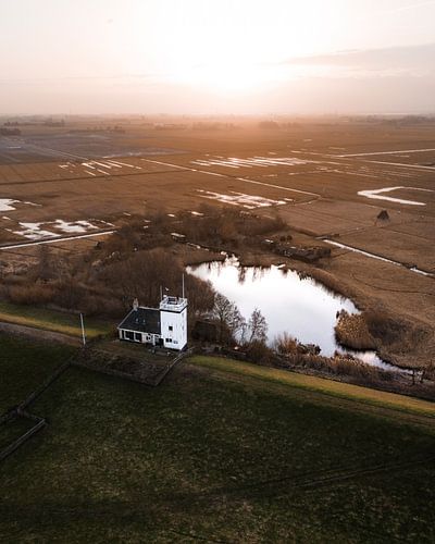 Vuurtoren van Workum in zacht avondlicht