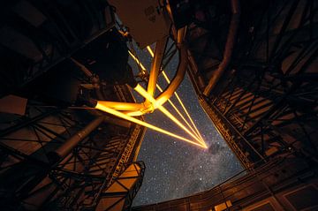 Het krachtigste laser-richtstersysteem ter wereld ziet eerste licht op de Paranal-sterrenwacht van Fred Kamphues