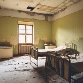 Slaapzaal in een verlaten ziekenhuis van Harmen Mol