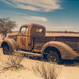 Oude pick-up truck in de Kalahari woestijn, Namibie van Jille Zuidema