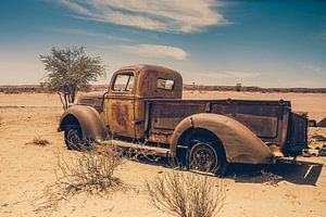 Oude pick-up truck in de Kalahari woestijn, Namibie