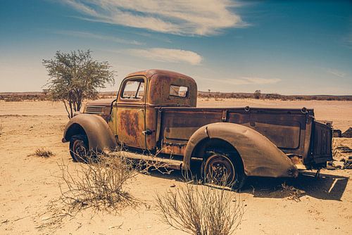 Oude pick-up truck in de Kalahari woestijn, Namibie