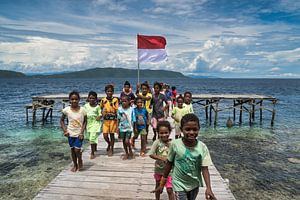 Kinder laufen mit der indonesischen Flagge