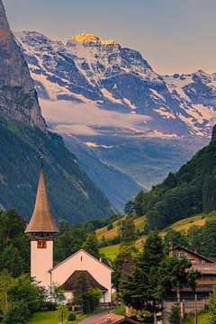 Zonsopkomst in Lauterbrunnen, Zwitserland van Henk Meijer Photography