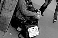 Foto einer obdachlosen Person in Paris. von Therese Brals Miniaturansicht