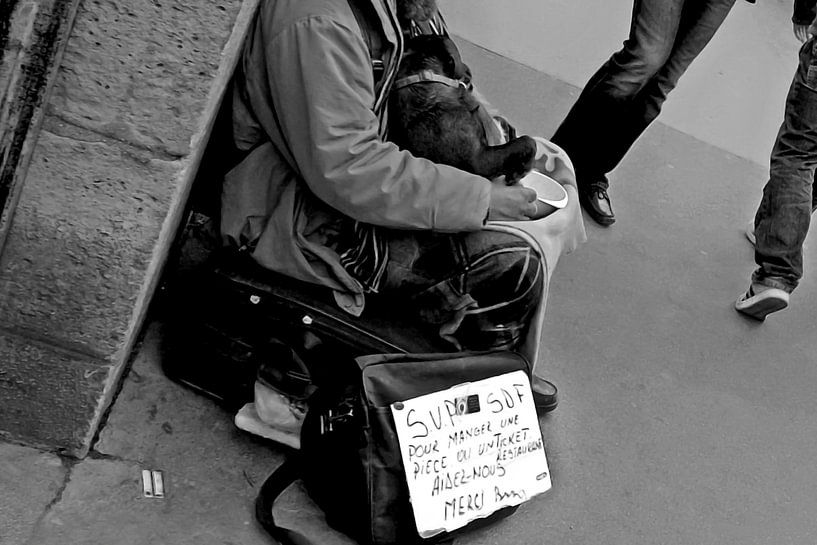 Foto einer obdachlosen Person in Paris. von Therese Brals