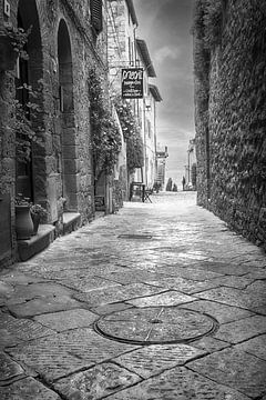Straatbeeld Pienza, Toscane van Mark Bolijn