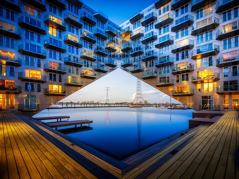 Das Sluishuis in Amsterdam während der blauen Stunde in den Niederlanden von Bart Ros