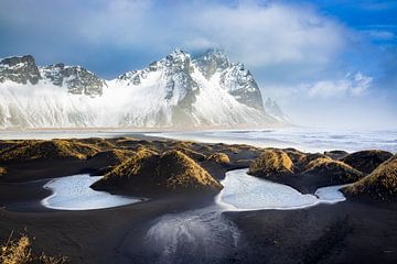 Zwart lavastrand en duinen bij Vestrahorn in IJsland van Sascha Kilmer