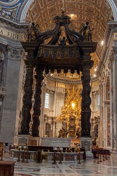 Altaar in Sint Peter Basiliek in Rome, Italië van Joost Adriaanse