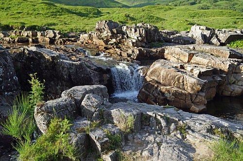 kleine waterval in Glen Etive in Schotland