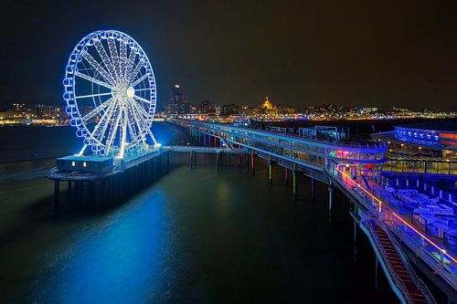 La jetée de Scheveningen avec la grande roue dans la nuit sur Anton de Zeeuw