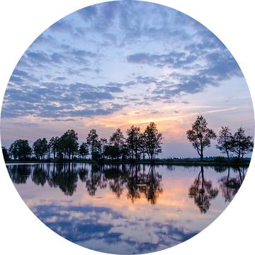 Nederlands Landschap "Gespiegelde Zonsondergang" van Coen Weesjes