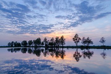 Nederlands Landschap "Gespiegelde Zonsondergang" van Coen Weesjes