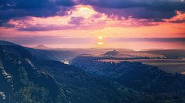 Sonnenuntergang zwischen Felsen und Sandsteinen in Bad Schandau von Jakob Baranowski - Photography - Video - Photoshop