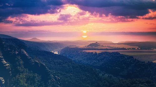 Panoramisch uitzicht tussen rotsen en zandstenen