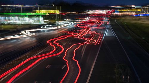 Trafic automobile lumineux sur une autoroute sombre