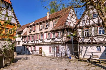 Baden-Württemberg ; Vakwerkhuizen in het oude centrum van Blaubeuren van Photoart-Naegele