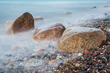 Stones on shore of the Baltic Sea in Elmenhorst, Germany van Rico Ködder